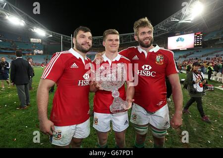 Alex Corbisiero, Owen Farrell et Geoff Parling (de gauche à droite) des Lions britanniques et irlandais célèbrent la victoire avec le trophée, après le match Banque D'Images