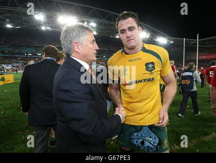 Rugby Union - 2013 British and Irish Lions Tour - troisième Test - Australie v British and Irish Lions - ANZ Stadium.Le capitaine d'Australie James Horwill tremble la main avec le directeur de tournée des Lions britanniques et irlandais Andy Irvine (à gauche) après le match Banque D'Images