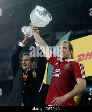 Les Lions britanniques et irlandais Sam Warburton (à gauche) et Alun Wyn Jones lèvent le trophée Tom Richards lors du troisième Test au stade ANZ, à Sydney, en Australie. Banque D'Images