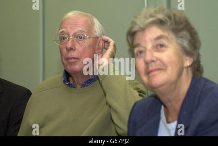 Le retraité britannique Derek Bond, libéré d’une prison sud-africaine après avoir été trompé pour un dangereux fugitif, lors d’une conférence de presse à l’aéroport d’Heathrow avec sa femme Audrey, où il a expliqué comment le président Thabo Mbeki avait demandé des excuses pour son épreuve. * M. Bond, un Rotarien de Bristol âgé de 72 ans, a été arrêté il y a trois semaines sur ordre du FBI, qui l'a maltraité pour Derek Sykes, un homme de renom qui, il est apparu hier soir, est également britannique. Banque D'Images