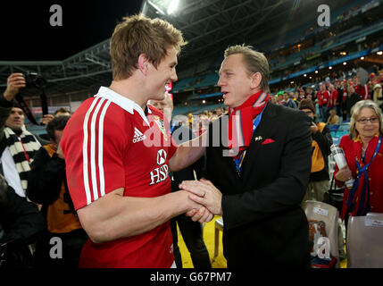 Daniel Craig félicite les Lions britanniques et irlandais Jonathan Davies (à gauche) lors du troisième Test au stade ANZ, Sydney, Australie. Banque D'Images