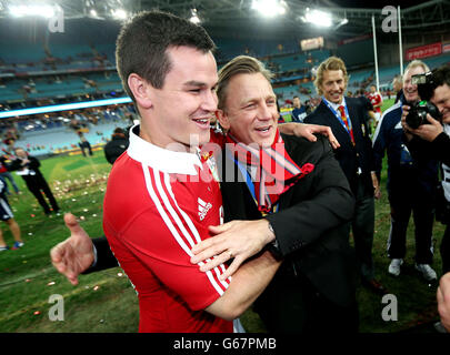 Les Lions britanniques et irlandais Jonathan Sexton fête avec Daniel Craig (à droite) après le troisième Test au stade ANZ, Sydney, Australie. Banque D'Images