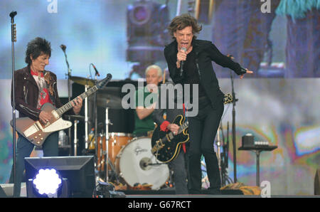 Mick Jagger et Ronnie Wood des Rolling Stones se sont produits sur scène pendant l'été britannique de Barclaycard à Hyde Park, Londres. Banque D'Images