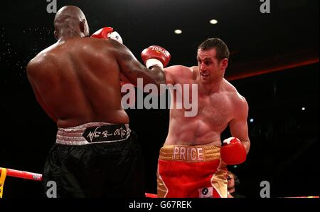 David Price (à droite) et Tony Thompson pendant la phase de poids lourd à l'Echo Arena, Liverpool. Banque D'Images