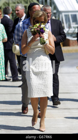 La comtesse de Wessex marche au RHS Butterfly Dome avec Eden, au RHS Hampton court Palace Flower Show, East Molesey, Surrey. Banque D'Images