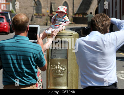 Evan Andrew Lupton, âgé de trois mois, a pris sa photo au-dessus de la boîte postale dorée de Dunblane High Street, la ville natale d'Andy Murray, le nouveau champion de Wimbledon pour hommes. Banque D'Images