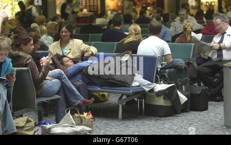 Les passagers attendent leurs vols au terminal 1 de l'aéroport Heathrow de Londres, le jour où de nouveaux chiffres ont montré que les passagers voyageant à destination et en provenance des aéroports britanniques ont été confrontés aux pires retards en Europe l'année dernière.* en 2002, les avions utilisant l'espace aérien du Royaume-Uni représentaient 37 % des retards de vol en Europe - la plus grande part en Europe, et en hausse par rapport à la part totale de 14 % en 2001, les chiffres ont montré. Banque D'Images