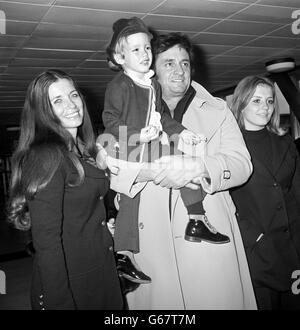 Johnny Cash et de la famille - l'aéroport de Londres - 1972 Banque D'Images