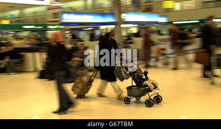 Les passagers attendent leurs vols à l'aéroport Heathrow de Londres, le jour où de nouveaux chiffres ont montré que les passagers voyageant à destination et en provenance des aéroports du Royaume-Uni ont dû faire face aux pires retards en Europe l'année dernière. * en 2002, les avions utilisant l'espace aérien du Royaume-Uni représentaient 37 % des retards de vol en Europe - la plus grande part en Europe, et en hausse par rapport à la part totale de 14 % en 2001, les chiffres ont montré. Banque D'Images