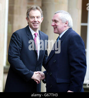 Le Premier ministre britannique Tony Blair (à gauche) accueille Taoiseach Bertie Ahern à l'extérieur du château de Hillsborough, dans le comté de Belfast, lors de la deuxième journée de pourparlers sur le processus de paix en Irlande du Nord. 02/10/2003 le Premier ministre britannique Tony Blair et le Premier ministre irlandais Bertie Ahern qui doivent se réunir à Rome, le samedi 4 octobre 2003, suite à des appels à redessiner leurs plans pour la relance de l'Assemblée de l'Irlande du Nord. Les deux dirigeants devaient revoir les efforts visant à rétablir la décentralisation à la suite du rejet par l'exécutif unioniste d'Ulster de la déclaration conjointe des deux gouvernements pour la mise en œuvre du Vendredi Saint Banque D'Images