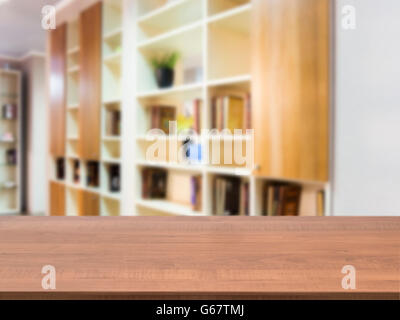 Table vide en bois en face de la salle de séjour Banque D'Images