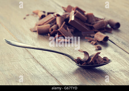 Brisures de chocolat noir et de copeaux de chocolat sur une table en bois Banque D'Images