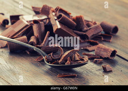 Brisures de chocolat noir et de copeaux de chocolat sur une table en bois Banque D'Images