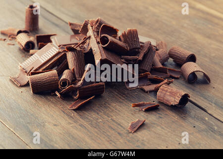 Brisures de chocolat noir et de copeaux de chocolat sur une table en bois Banque D'Images