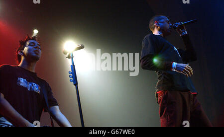 Mike Shinoda (à gauche) et Chester Bennington de Linkin Park se présentant sur scène à la Brixton Academy de Londres. Banque D'Images