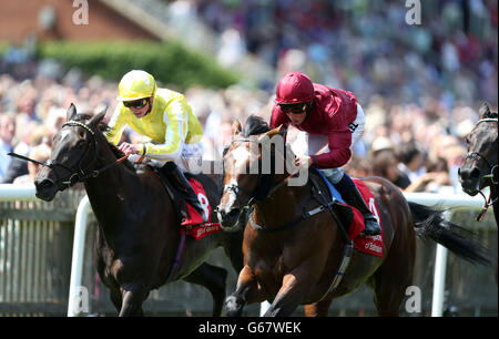 Vous avez l'impression de danser avec Michael Buick (à droite) qui remporte le trophée Bahreïn lors de la fête des dames Boylesports du Piper-Heidsieck de juillet au Newmarket Racecourse, Newmarket. Banque D'Images