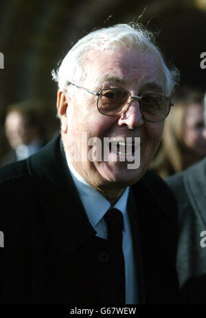 Doug Ellis, président d'Aston Villa, arrive pour le service commémoratif de Sir Bert Millichip à la cathédrale de Worcester. Banque D'Images