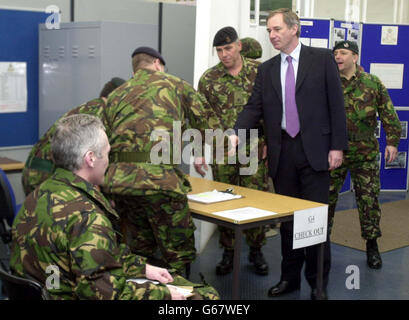 Le secrétaire d'État à la Défense, Geoff Hoon (au centre à droite), visite les casernes de l'armée de Chetwyn à Nottingham, tandis que les soldats de l'armée territoriale à temps partiel se préparer au transfert dans le Golfe pour une éventuelle guerre avec l'Irak. *..M. Hoon a défendu le salaire et les conditions pour des milliers de soldats à temps partiel et ex-soldats mobilisés pour la guerre imminente contre l'Irak et a dit qu'il était confiant que les troupes obtiennent un salaire suffisant après qu'un employé du NHS l'ait contesté sur les salaires qu'il a dû affronter en tant que recrue du Golfe. Banque D'Images