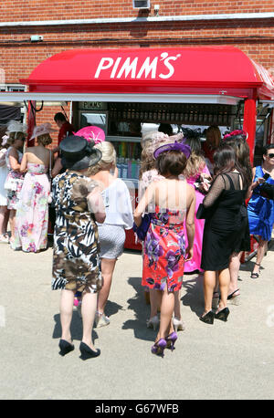 Les dames font la queue pour Pimms lors de la fête des dames de Boylesport du Piper-Heidsieck de juillet au Newmarket Racecourse, Newmarket. APPUYEZ SUR ASSOCIATION photo. Date de la photo: Jeudi 11 juillet 2013. Voir PA Story RACING Newmarket. Le crédit photo devrait se lire: Steve Parsons/PA Wire. Banque D'Images