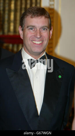 HRH le duc de York à Knowsley Hall, à Merseyside, au début du bal d'hiver de la NSCPCC.* 2/7/03: Le duc de York visitait l'un des plus grands bouchers haggis de Scotlands, alors que la semaine traditionnelle des engagements de la famille royale au nord de la frontière se poursuivait.Le Prince Andrew devait ouvrir une nouvelle salle d'emballage au siège social de MacSween à Loanhead, près d'Édimbourg, suivie d'une visite de l'usine. Banque D'Images