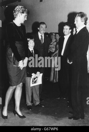 La Princesse de Galles et le Prince William rencontrent des musiciens et des chanteurs après un concert de Noël au Barbican Centre.Sur l'extrême droite se trouve Tommy Steele, à côté du chef d'orchestre Richard Hickox. Banque D'Images