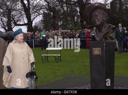 La reine Elizabeth II de Grande-Bretagne dévoile une statue de sa mère au parc Sandown.Le buste en portrait du sculpteur Angela Conner est situé sur le cercle du gagnant à l'hippodrome, qui était l'un des lieux préférés de la reine mère.* ... et est monté sur pierre coupée d'une carrière près du château de Mey, la maison de la dernière matriarche royale à Caithness en Ecosse. Banque D'Images