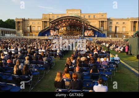 Vue générale du gala du festival du couronnement, au Palais de Buckingham, dans le centre de Londres. Banque D'Images