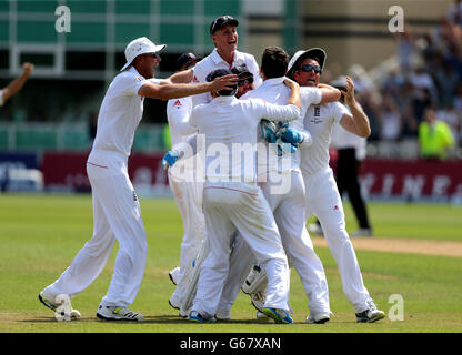 L'Angleterre fête la victoire du premier match de test Investec Ashes à Trent Bridge, Nottingham. Banque D'Images