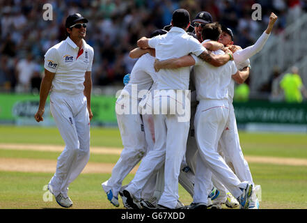 L'équipe d'Angleterre célèbre la victoire du premier match d'Investec Ashes Test à Trent Bridge, Nottingham. Banque D'Images