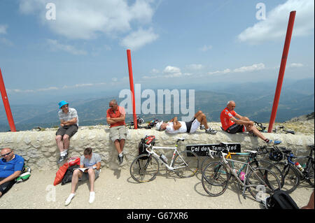 Fans de vélo au Col des Tempettes avant la phase quinze du Tour de France 2013 au sommet du Mont Ventoux dans les Alpes, France. Banque D'Images