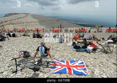 Cyclisme - Tour de France 2013 - Stage quinze.Les amateurs de vélo se détendent devant la scène quinze du Tour de France 2013 au sommet du Mont Ventoux dans les Alpes. Banque D'Images