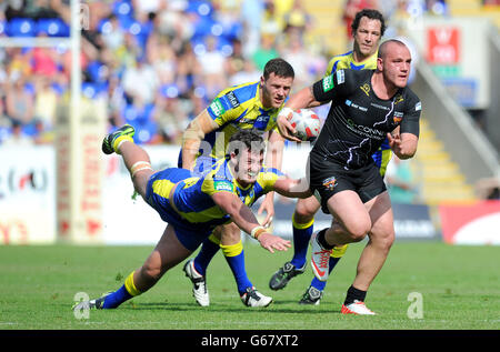 HUDDERSFIELD Giants Dale Ferguson saute loin de Trent Waterhouse de Warrington Wolves pour marquer un essai, pendant la coupe du défi de Tetley, quart de finale au stade Halliwell Jones, Warrington. Banque D'Images