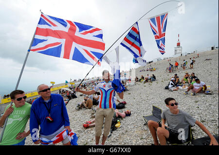 Cyclisme - Tour de France 2013 - Stage quinze.Les amateurs de vélo aglent Union Jacks avant la phase quinze du Tour de France 2013 au sommet du Mont Ventoux dans les Alpes, France. Banque D'Images