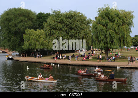 Les gens apprécient le temps chaud le long de la rivière Avon à Stratford-upon-Avon. Banque D'Images
