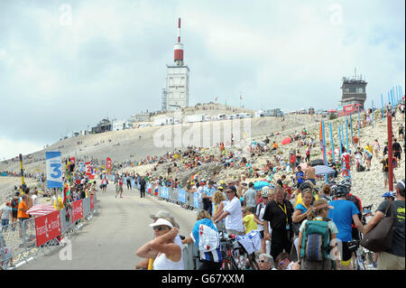 Une vue des amateurs de vélo qui bordent la route près du sommet du Mont Ventoux, devant la phase quinze du Tour de France 2013 dans les Alpes, France. Banque D'Images