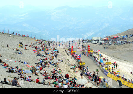 Une vue des amateurs de vélo qui bordent la route près du sommet du Mont Ventoux, devant la phase quinze du Tour de France 2013 dans les Alpes, France. Banque D'Images