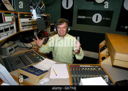 Ancien DJ Tony Blackburn, la première voix jamais entendue sur radio 1 en 1967, à Yalding House à Londres pour rejoindre Chris Moyles pour son spectacle quotidien. C'est le premier retour de Blackburn depuis 19 ans, * ... après avoir quitté en 1984 et il est le premier de plusieurs invités spéciaux debout pour Comedy Dave. Banque D'Images