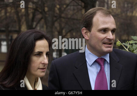 Le Major Charles Ingram, 39 ans, arrive au Southwark Crown court de Londres, avec sa femme Diana, 38 ans, où il est accusé de tricherie sur le show télévisé « Who Want to be a millionnaire ». * Charles Ingram et son épouse d'infirmière de pépinière Diana, toutes deux de High Street, Easterton, Wiltshire, et chef d'études d'entreprise de collège Tecwen Whittock, de Heol-y-GORS, Whitchurch, Cardiff, nient chacun une allégation d'obtenir une sécurité précieuse par la tromperie. Banque D'Images