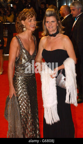 Trinny Woodall (à gauche) et Susanna Constantine, présentateurs de la mode TV, arrivent pour les Orange British Academy film Awards (BAFTA), à l'Odeon de Leicester Square, Londres. Banque D'Images