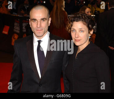 Daniel Day-Lewis avec sa femme Rebecca Miller arrivant à l'Odeon à Leicester Square, Londres, pour les Orange British Academy film Awards (BAFTA). Banque D'Images