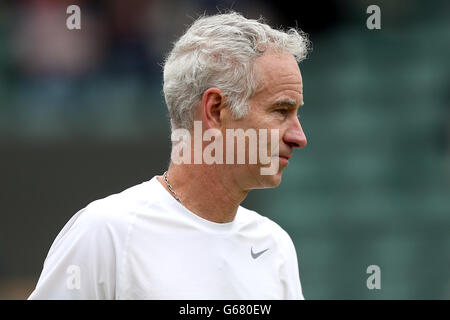 John McEnroe des États-Unis en action avec le partenaire Patrick McEnroe contre Paul McNamee et Peter McNamara de l'Australie lors du match des deux invités principaux de leurs messieurs Banque D'Images