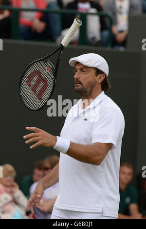 Henri Leconte de France dans son senior Gentleman's Invitational double match avec l'Iran Mansour Bahrami contre les Etats-Unis John McEnroe et Patrick McEnroe au cours de la neuf journée des Championnats de Wimbledon au All England Lawn tennis and Croquet Club, Wimbledon. Banque D'Images