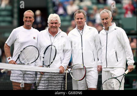 (De gauche à droite) Peter McNamara, Paul McNamee, Patrick McEnroe et John McEnroe avant le match de Double invitation senior de leurs messieurs, le huitième jour de Wimbledon, tenu au All England Lawn tennis and Croquet Club Banque D'Images