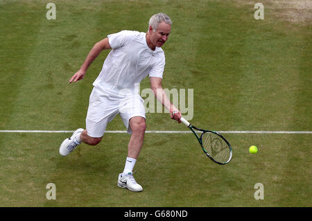 John McEnroe des États-Unis en action avec le partenaire Patrick McEnroe contre Paul McNamee et Peter McNamara de l'Australie lors du match de Double invitation senior de leurs messieurs au cours du huitième jour de Wimbledon tenu au All England Lawn tennis and Croquet Club Banque D'Images