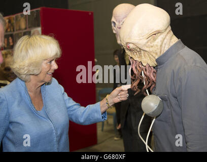 La duchesse de Cornouailles avec une bonne humeur comme elle a visité Roath Lock Studios, Cardiff, où elle a rencontré des membres de l'équipe de distribution et de production de la série dramatique BBC One, Doctor Who. Banque D'Images