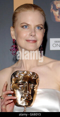 Nicole Kidman avec son prix pour la meilleure actrice aux Orange British Academy film Awards (BAFTA), à l'Odeon de Leicester Square, Londres. Banque D'Images