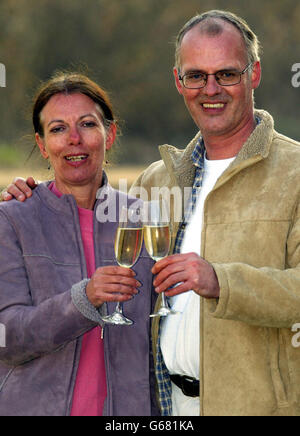 Gillian Bond et son frère Peter fêtent après avoir entendu la nouvelle que leur père, Derek Bond, 72 ans, avait été libéré du poste de police de Durban, en Afrique du Sud, où il avait été détenu pendant deux semaines après avoir été arrêté pendant une période de dégustation de vin.Derek Bond, *..un retraité britannique qui a été emprisonné après que le FBI l'a maltraité pour un dangereux conman fugitif, avait été libéré de la garde à vue, a déclaré le Haut-commissariat britannique.Peter et Gillian célèbrent à Yaxley, Cambridgeshire. Banque D'Images