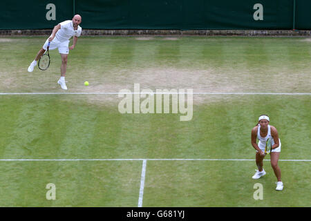 Jamie Delgado (à gauche) et Tara Moore, de Grande-Bretagne, en action contre Fabio Fognini et Flavia Pennetta en Italie au cours du sixième jour des championnats de Wimbledon au All England Lawn tennis and Croquet Club, Wimbledon. Banque D'Images