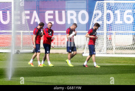 L'Angleterre (L-R) James Milner, Wayne Rooney, Jamie Vardy et Adam Lallana pendant une session de formation au stade de Bourgognes, Chantilly. Banque D'Images