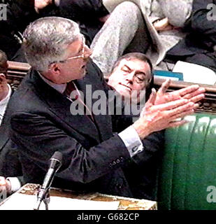 Le secrétaire aux Affaires étrangères Jack Straw ouvre le débat sur la guerre avec l'Irak, comme le vice-premier ministre John Prescott (à droite) examine, à la Chambre des communes de Londres. Banque D'Images